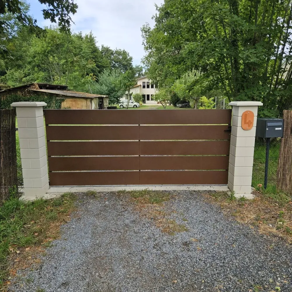 Fabrication et pose de portail coulissant en acier corten sur mesure à La Teste-de-Buch (1)webp
