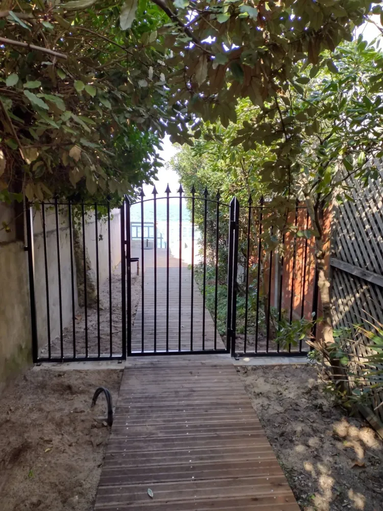 Entreprise spécialisée dans la pose et la fabrication sur mesure de portillon en acier à Arcachon (webp