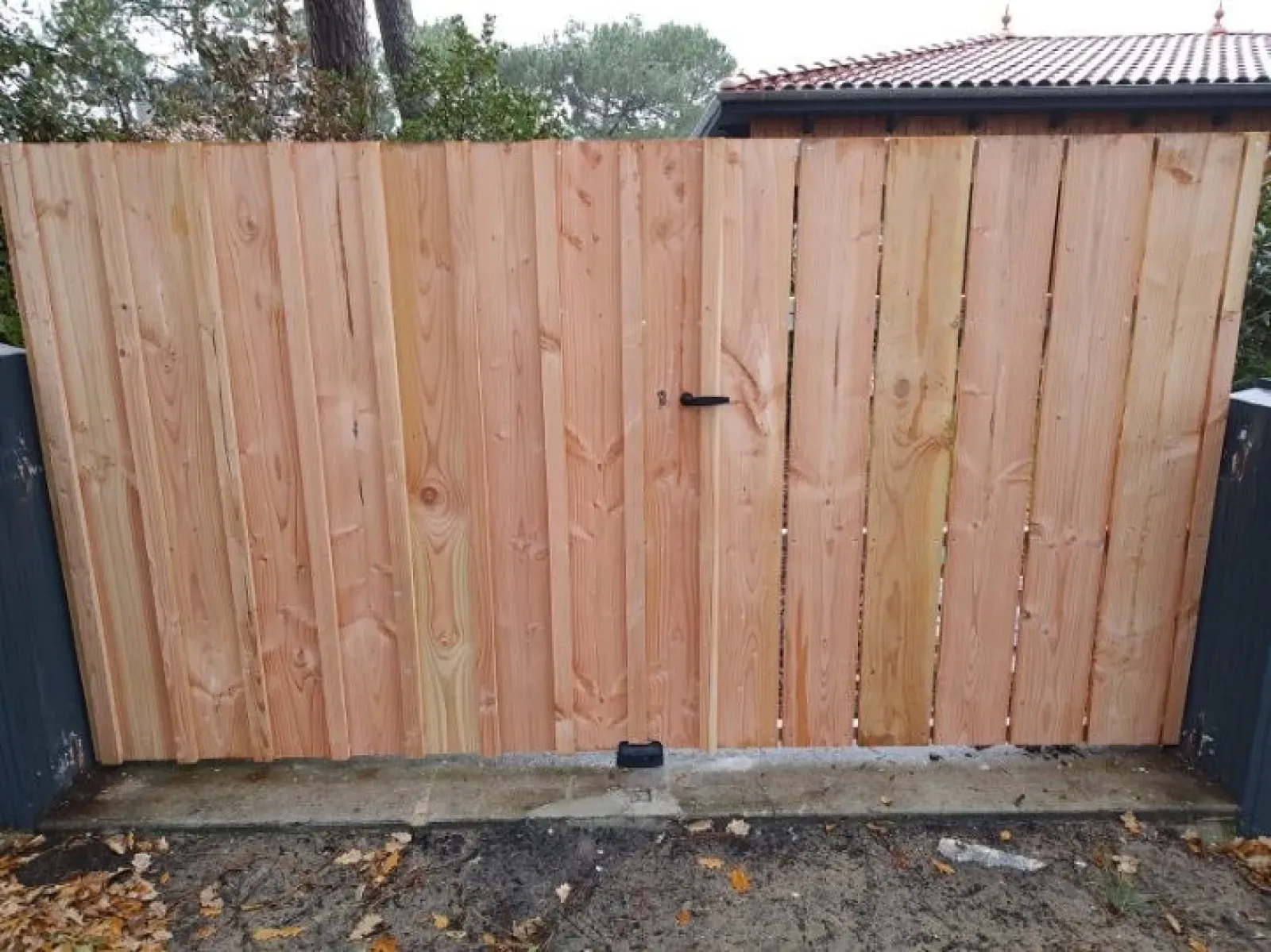 Fabrication sur mesure et pose d’un portail en acier et bois à Andernos les Bains