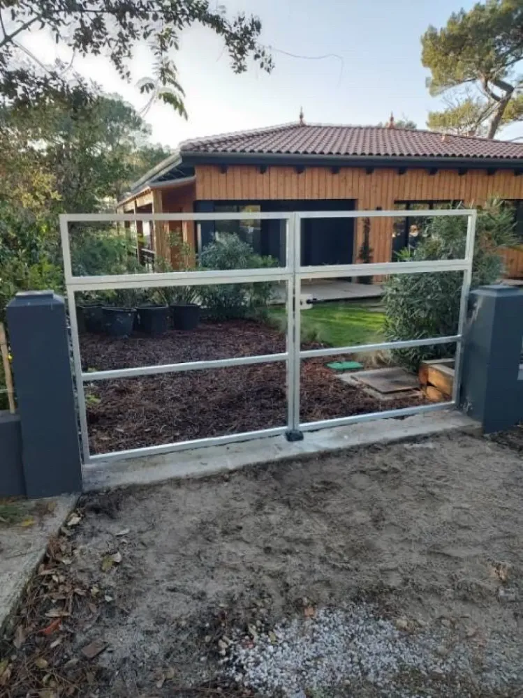 Fabrication sur mesure et pose d’un portail en acier et bois à Andernos les Bains (webp