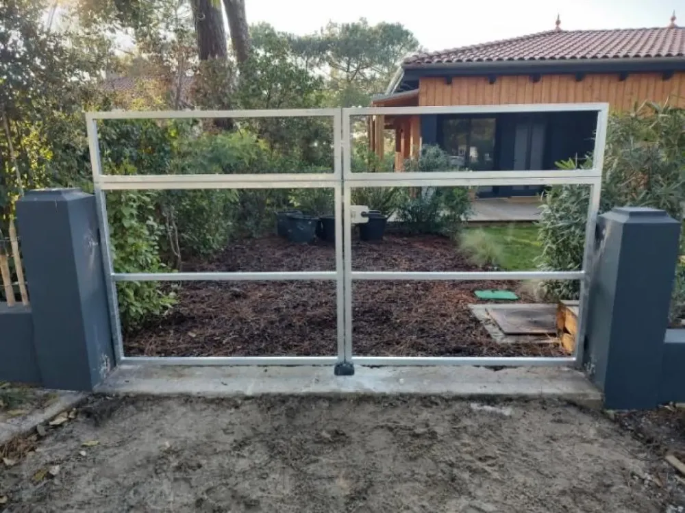 Fabrication sur mesure et pose d’un portail en acier et bois à Andernos les Bains (webp