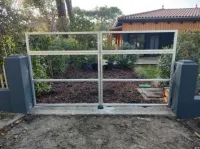 Fabrication sur mesure et pose d’un portail en acier et bois à Andernos les Bains (webp