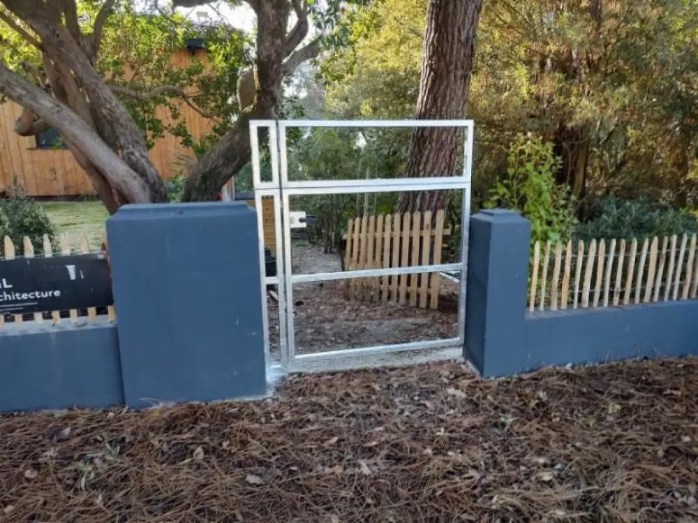 Fabrication sur mesure et pose d’un portail en acier et bois à Andernos les Bains (webp