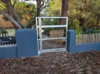 Fabrication sur mesure et pose d’un portail en acier et bois à Andernos les Bains (webp