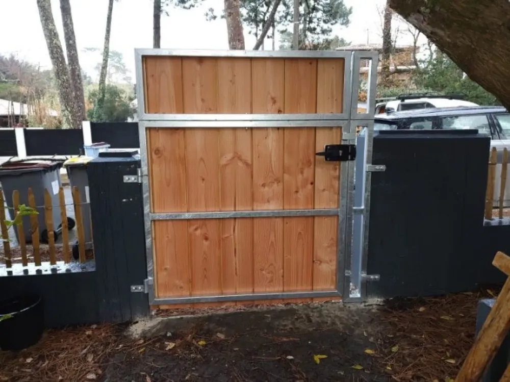 Fabrication sur mesure et pose d’un portail en acier et bois à Andernos les Bains (webp