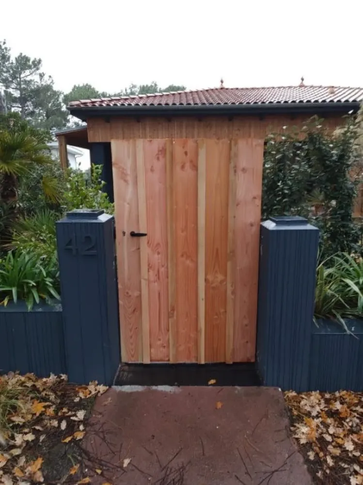 Fabrication sur mesure et pose d’un portail en acier et bois à Andernos les Bains (webp