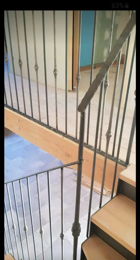 Réalisation d’un escalier en acier et marches bois sur Gujan-Mestras avec son garde-corps en fer forgé webp
