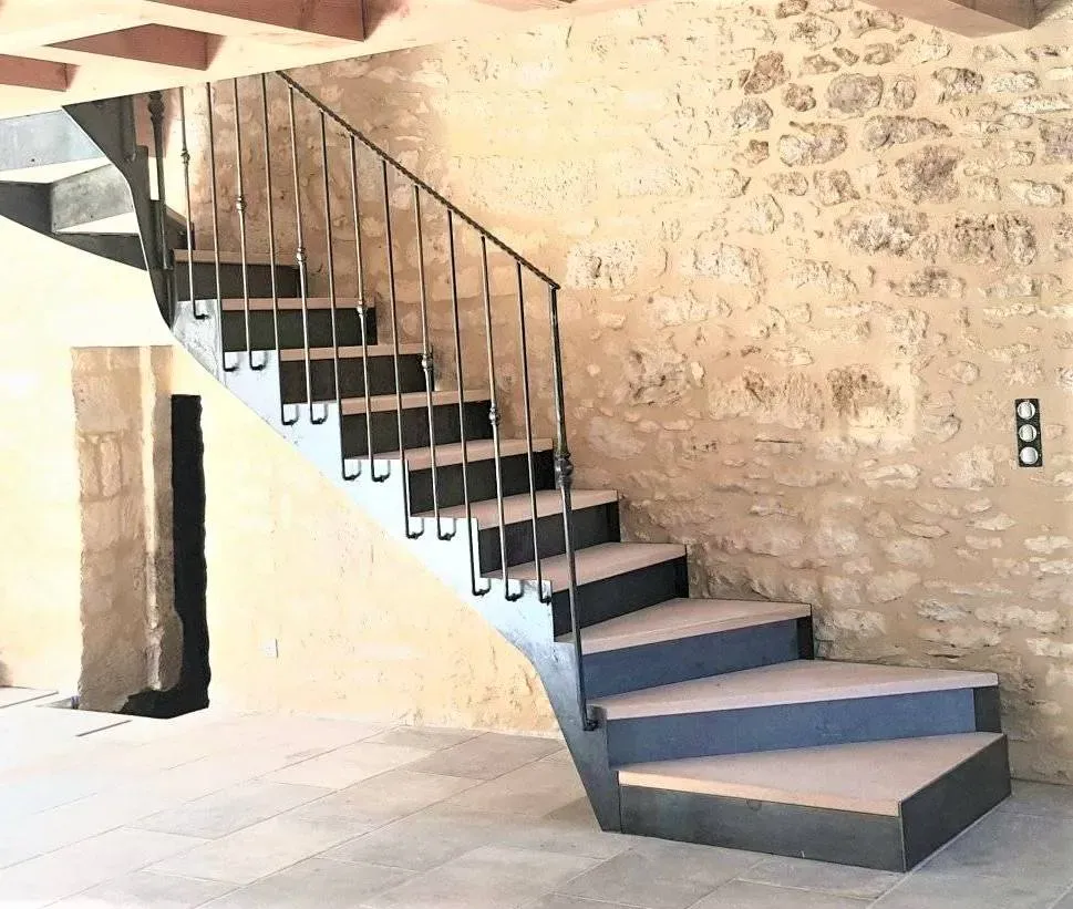 Réalisation d’un escalier en acier et marches bois sur Gujan-Mestras avec son garde-corps en fer forgé