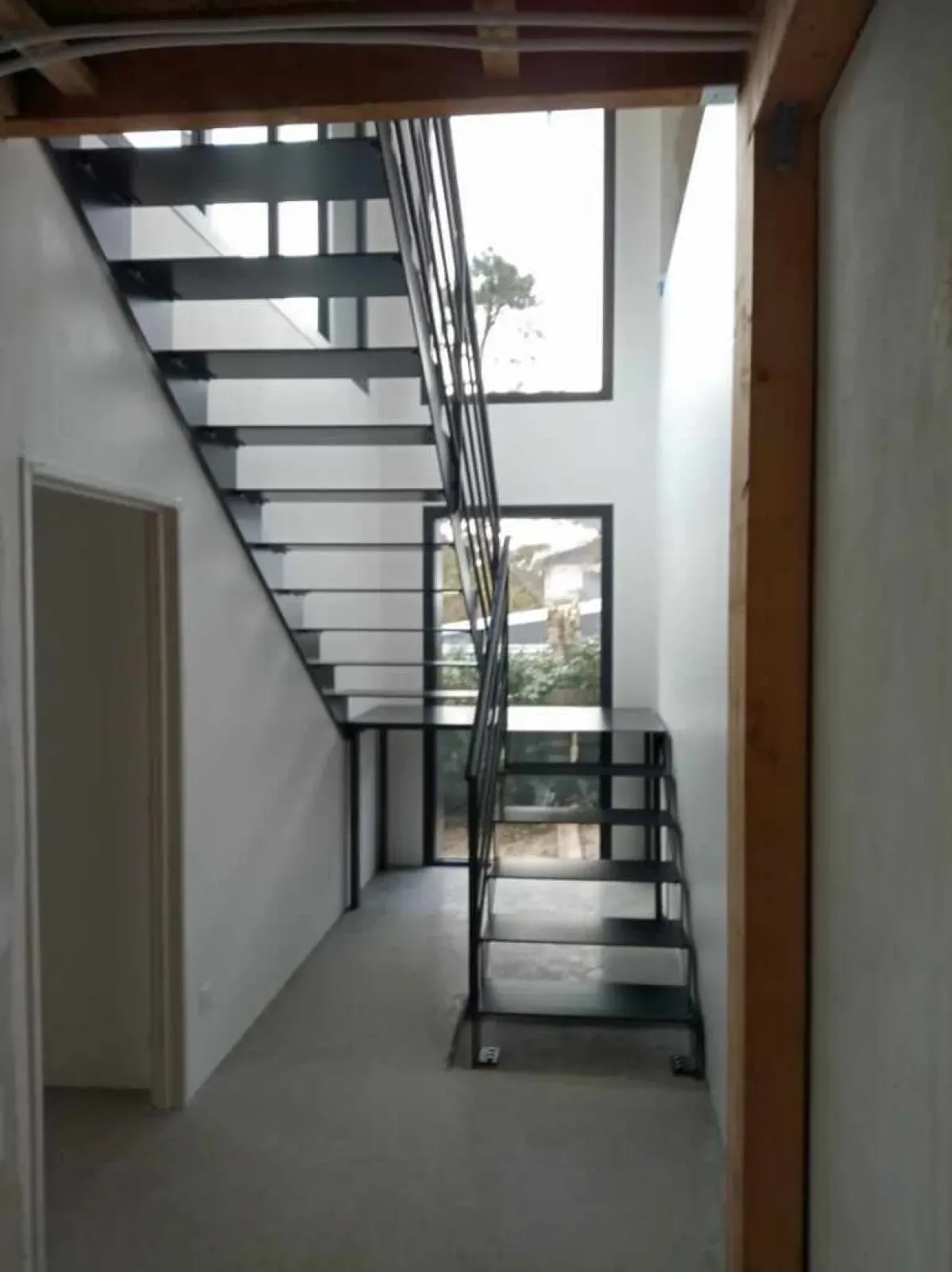 Quel professionnel fabrique et pose des escaliers sur mesure sur le bassin d’Arcachon ?