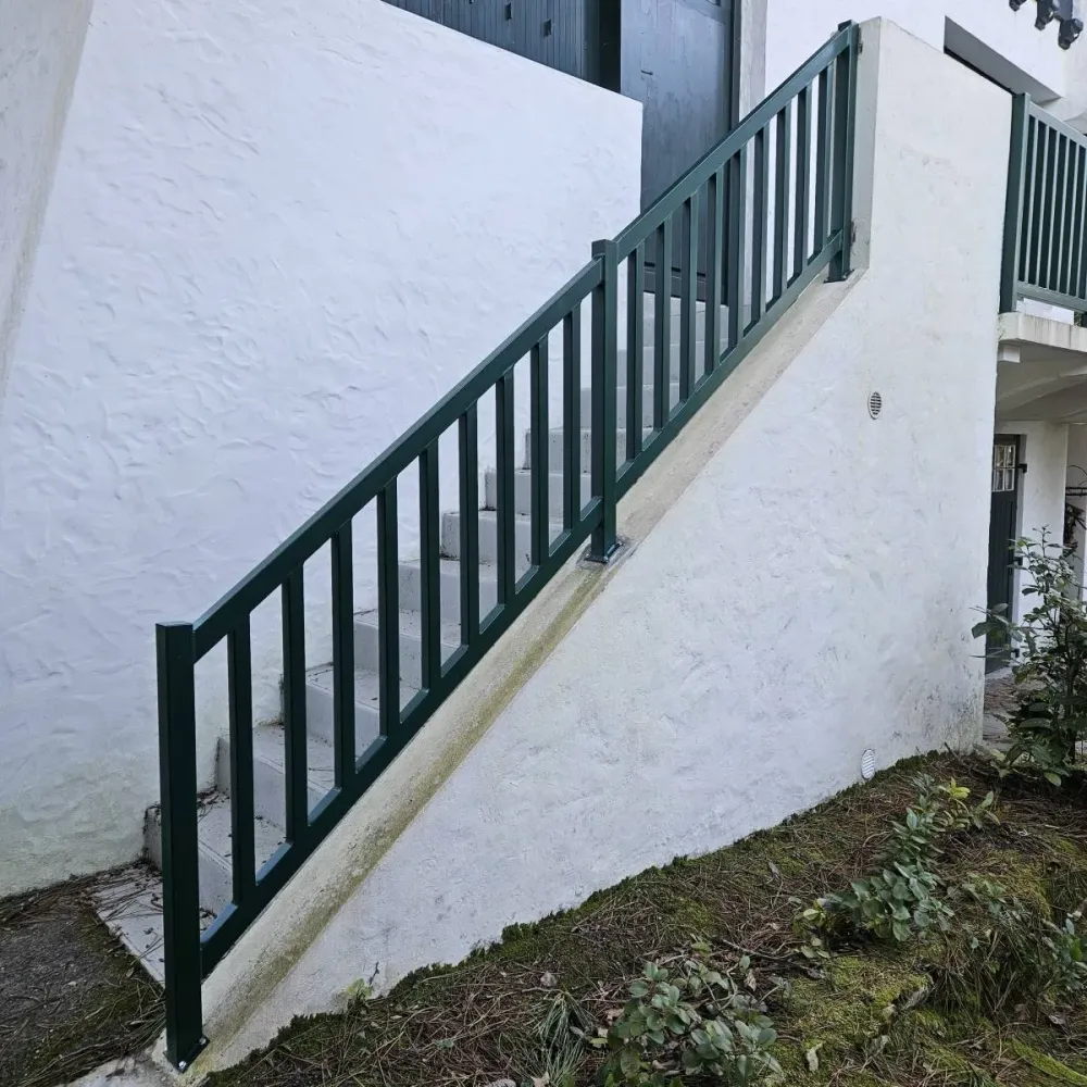 Qui fabrique des garde corps sur mesure en métal de couleur vert à Mios (2webp