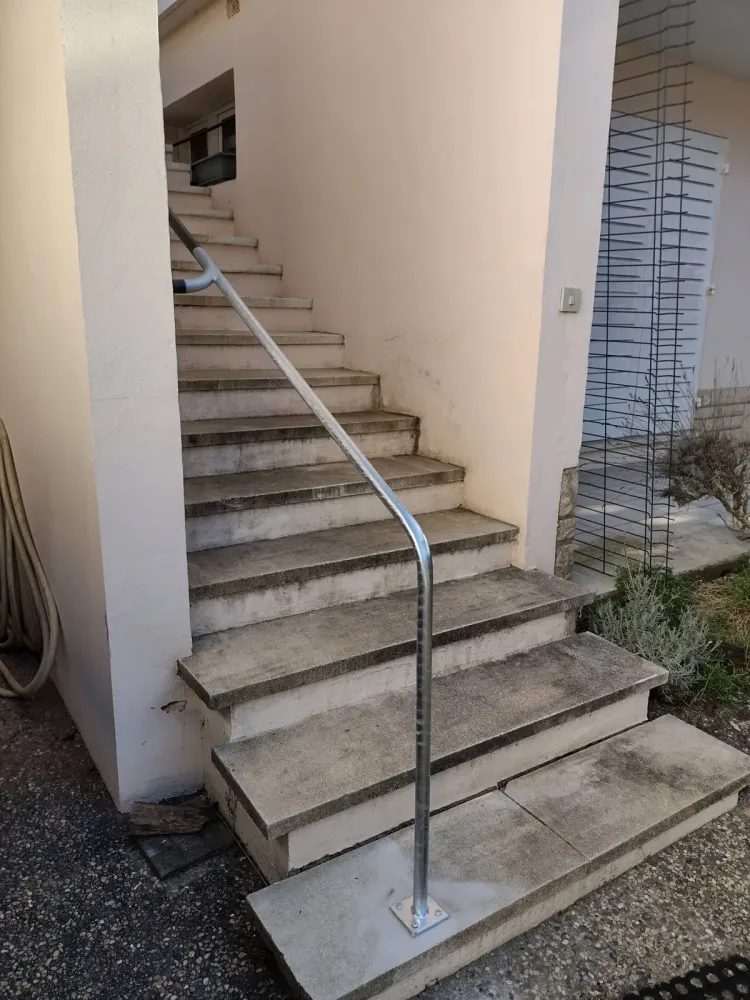 Trouver une entreprise pour la modification d’une main courante en acier galvanisé à Mios webp