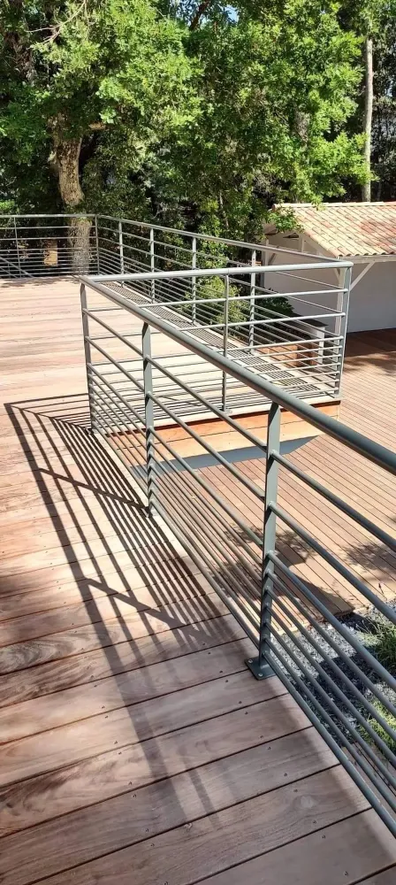 Pose de gardes corps acier en barreaudage vertical thermolaqué à Arcachon (4webp