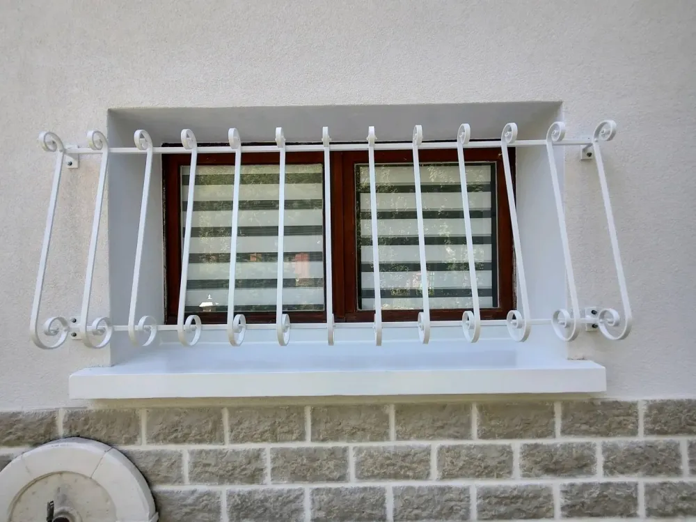 Rénovation d'une grille de défense en fer forgé (webp