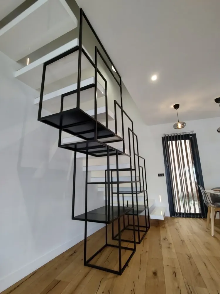 Pose et fabrication d’une étagère en acier sur mesure webp