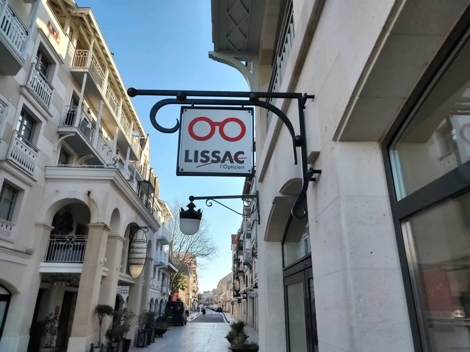 Trouver un artisan métallier pour la réparation ou la rénovation de mon enseigne de ma boutique à Arcachon